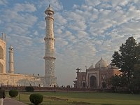 Le pavillon des invités  (Mihman Khana) sur la droite du Taj Mahal  Il s'agit en fait d'une réplique de la mosquée construite pour créer une symétrie, mais  non utilisée pour la prière car elle n'est pas orientée vers La Mecque. Ce bâtiment servait à accueillir les invités pour qu'ils se reposent  lors des anniversaires de Mumtaz Mahal