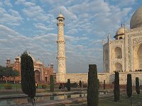 Mosquée sur la gauche du Taj Mahal  La mosquée fut construite pour sanctifier le site et fournir un lieu de culte aux pélerins